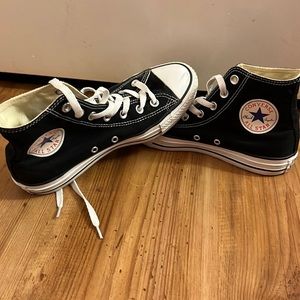 Converse size 8 in women. SELLING AS IS!!!!!!